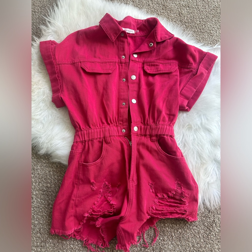 Cute Jean pink Romper in size small! Super comfy! Great to pair w/ boots 4 fall!